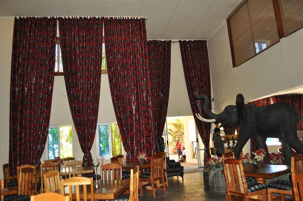 Ivory Tusk Lodge ツァニーン エクステリア 写真